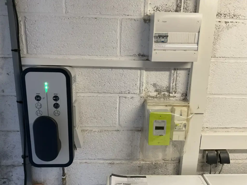 Borne de recharge IRVE électricien à Lannion